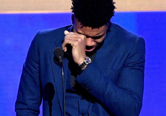 Giannis Antetokounmpo, în lacrimi la acceptarea trofeului de MVP al ligii (Video)
