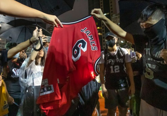 Protestatarii din Hong Kong au dat foc tricourilor cu LeBron James. Video