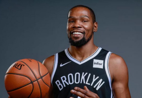 Kevin Durant, cadou primit din partea Barcelonei. Foto