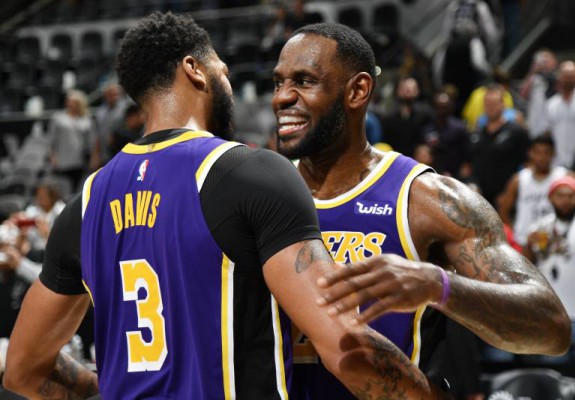 Los Angeles Lakers câștigă duelul cu San Antonio Spurs și se menține pe prima poziție în Vest