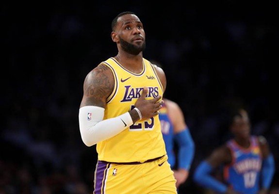 LA Lakers obține cea de-a 12-a victorie a sezonului, iar LeBron James intră în istorie cu încă un record
