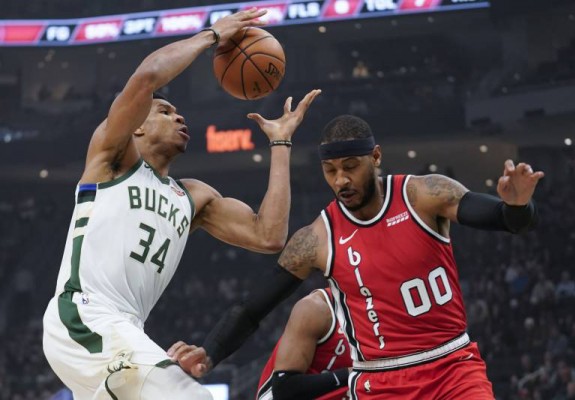 Giannis Antetokounmpo, triple-double de efect în partida cu Portland Trail Blazers. Video