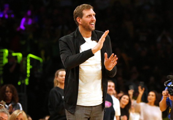 Dirk Nowitzki, primit cu aplauze în Staples Center la duelul dintre Lakers și Mavericks