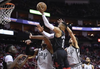 Rockets câștigă meciul contra lui Spurs, după ce au ales să faulteze la ultima fază și plus 3 pe tabelă