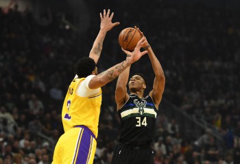 Milwaukee Bucks câștigă duelul cu Los Angeles Lakers și devine echipa cu cel mai bun bilanț
