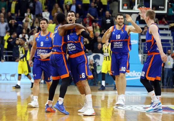 Valencia învinge pe terenul lui Fenerbahce după o repriză de prelungiri. Video
