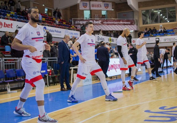 Jucătorii de la CSM CSU Oradea au purtat la încălzire tricouri cu numele lui Bobe Nicolescu