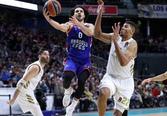 Anadolu Efes își consolidează poziția de lider în Euroligă, după victoria de pe terenul lui Real Madrid