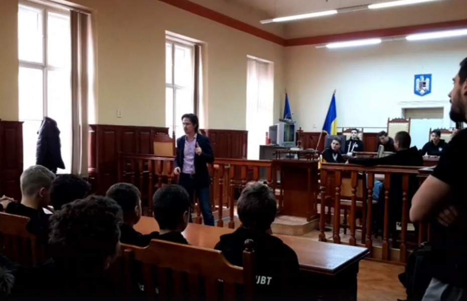 Juniorii lui U-BT Cluj au participat la un workshop de educație juridică cu reputatul judecător Cristi Dănileț. Video
