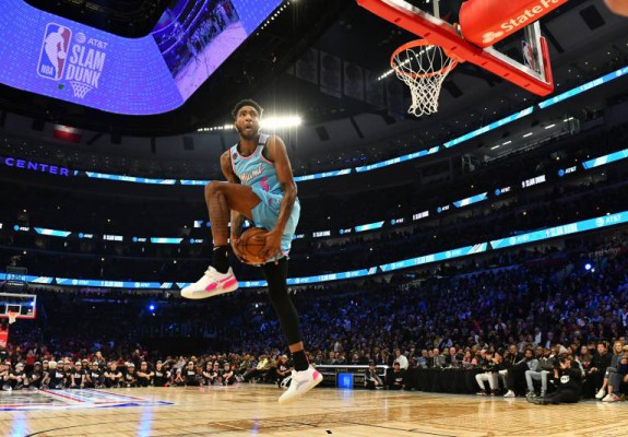 Derrick Jones Jr și Aaron Gordon au oferit un spectacol total cu un final controversat în cadrul concursului de slam dunk. Video