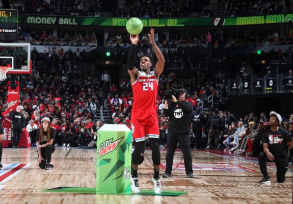 Buddy Hield a câștigat concursul de trei puncte la ultima aruncare. Video