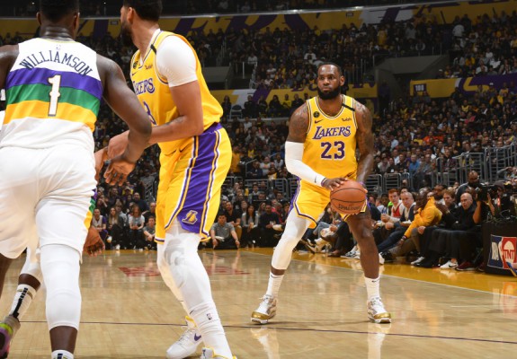 LeBron James stabilește un nou record personal stagional de puncte marcate. Video