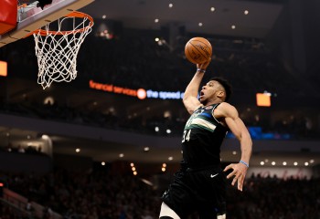 Giannis Antetokounmpo a făcut un meci istoric în Spectrum Center. Video