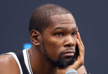 Kevin Durant este unul dintre jucătorii de la Nets depistați cu covid-19