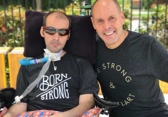 Cum a ajuns Ernie Johnson să adopte un băiețel din România la începutul anilor '90. Video