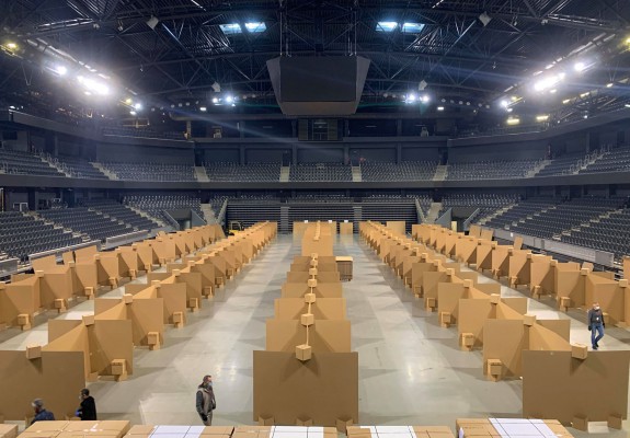 BT Arena și-a început transformarea în spital de campanie