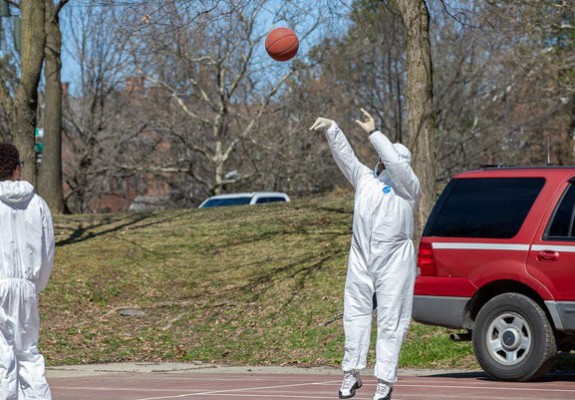 Jocuri cu mingea de baschet care păstrează regulile de igienă și distanțare socială