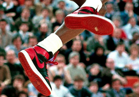O pereche de Nike Air Jordan I purtată de Michael s-a vândut cu 560.000 de dolari
