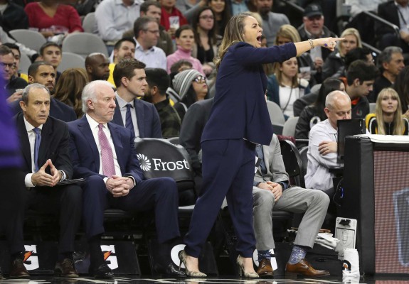 Becky Hammon a antrenat San Antonio Spurs în prima partida din Orlando