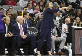 Becky Hammon a antrenat San Antonio Spurs în prima partida din Orlando