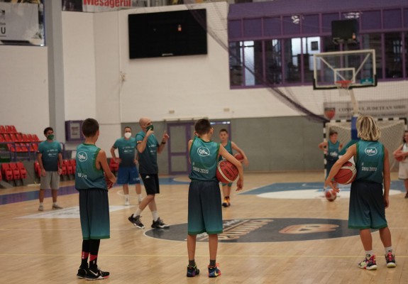 Galerie foto: Prima zi de la Summer Camp-ul IG Hoops şi Real Betis Baloncesto de la Sibiu