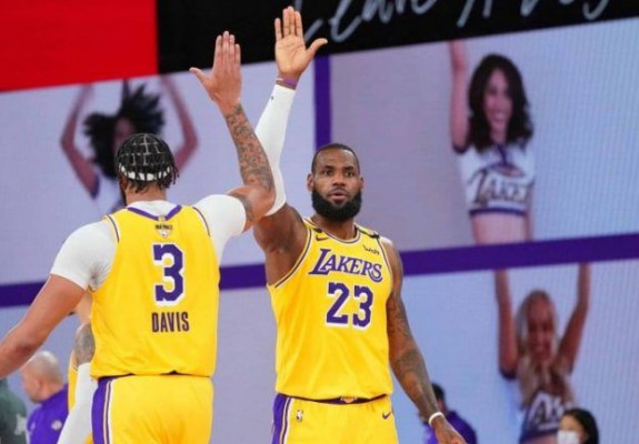 Los Angeles Lakers câştigă la scor primul meci al finalei NBA. Video