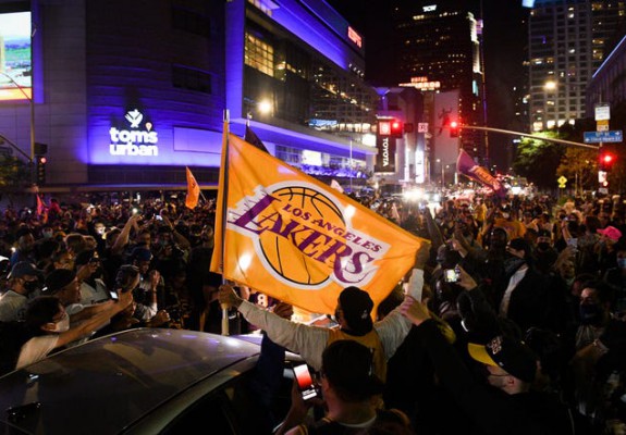 Fanii lui Los Angeles Lakers au sărbătorit în stradă. Video