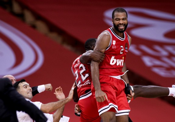 Olympiacos a câștigat în fața lui Maccabi Tel Aviv cu un buzzer-beater de la mare distanță. Video