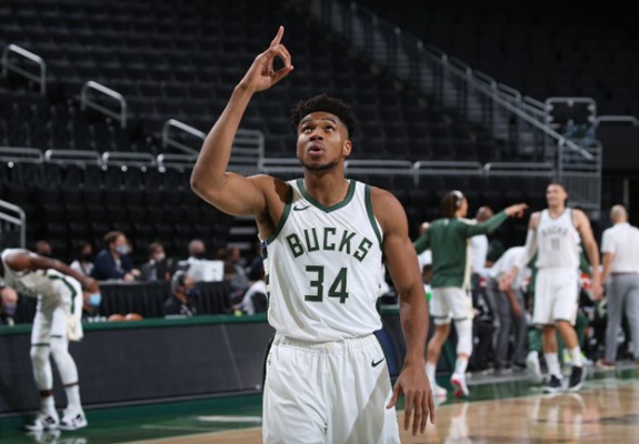 Giannis Antetonkounmpo și-a prelungit înțelegerea cu Milwaukee Bucks