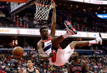 Thomas Bryant a marcat un slam dunk în propriul coş. Video