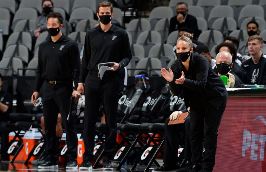 Becky Hammon a devenit, pentru un meci, prima femeie antrenor principal din istoria NBA