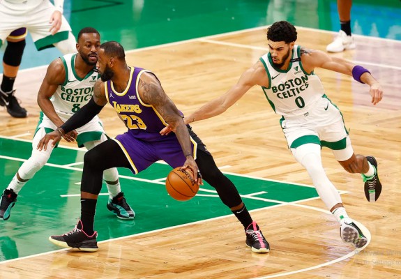 Los Angeles Lakers câștigă la limită pe terenul lui Boston Celtics