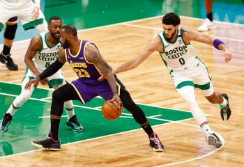 Los Angeles Lakers câștigă la limită pe terenul lui Boston Celtics